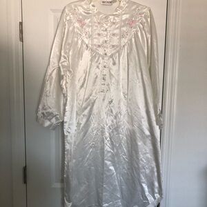 Vintage Ashley Taylor Floral Embroidered White Nightgown
